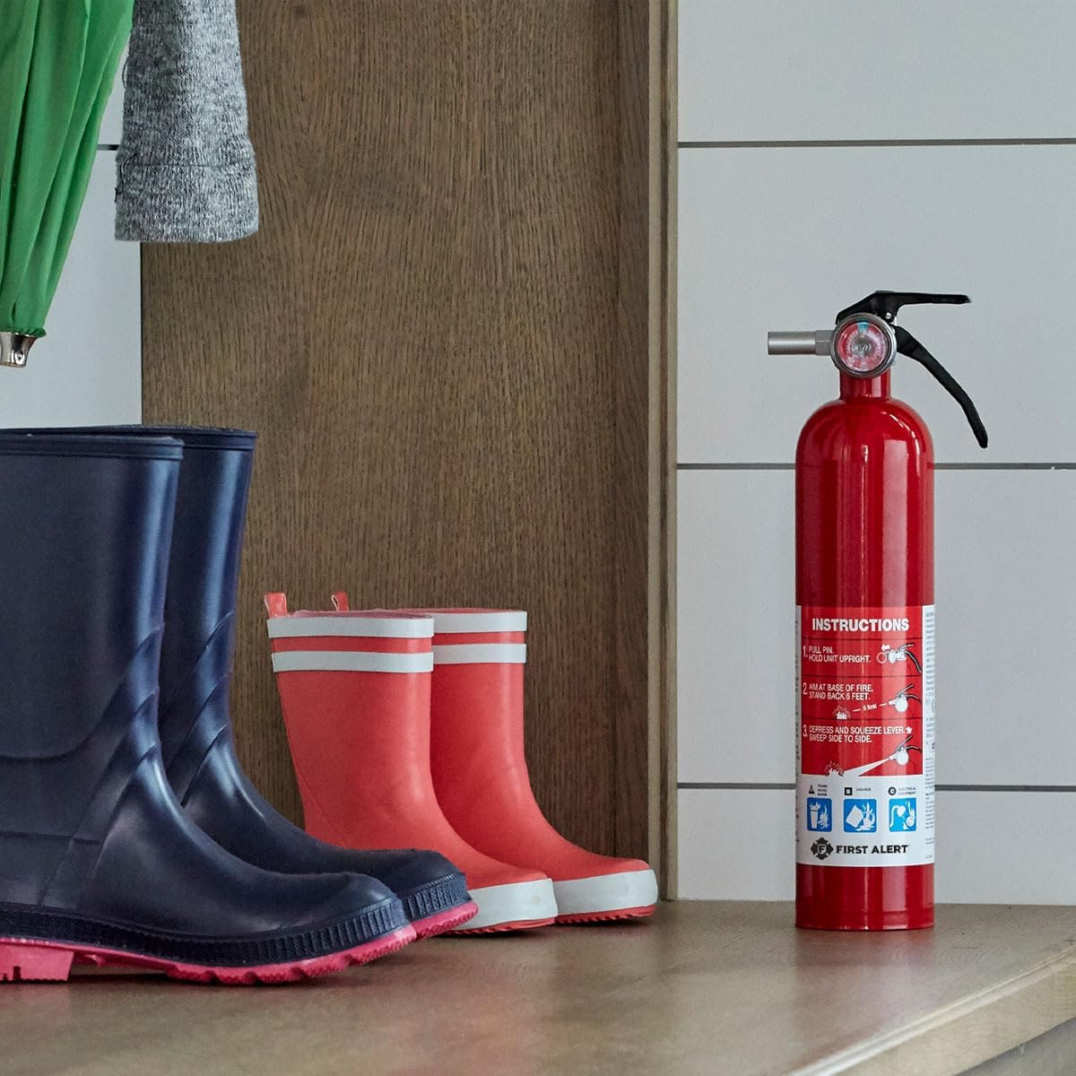 First Alert Fire Extinguisher, Standard Home Use | HOME1, UL RATED 1-A:10-B:C, Red with Metal Bracket Bundle, 1-Pack - Image 3